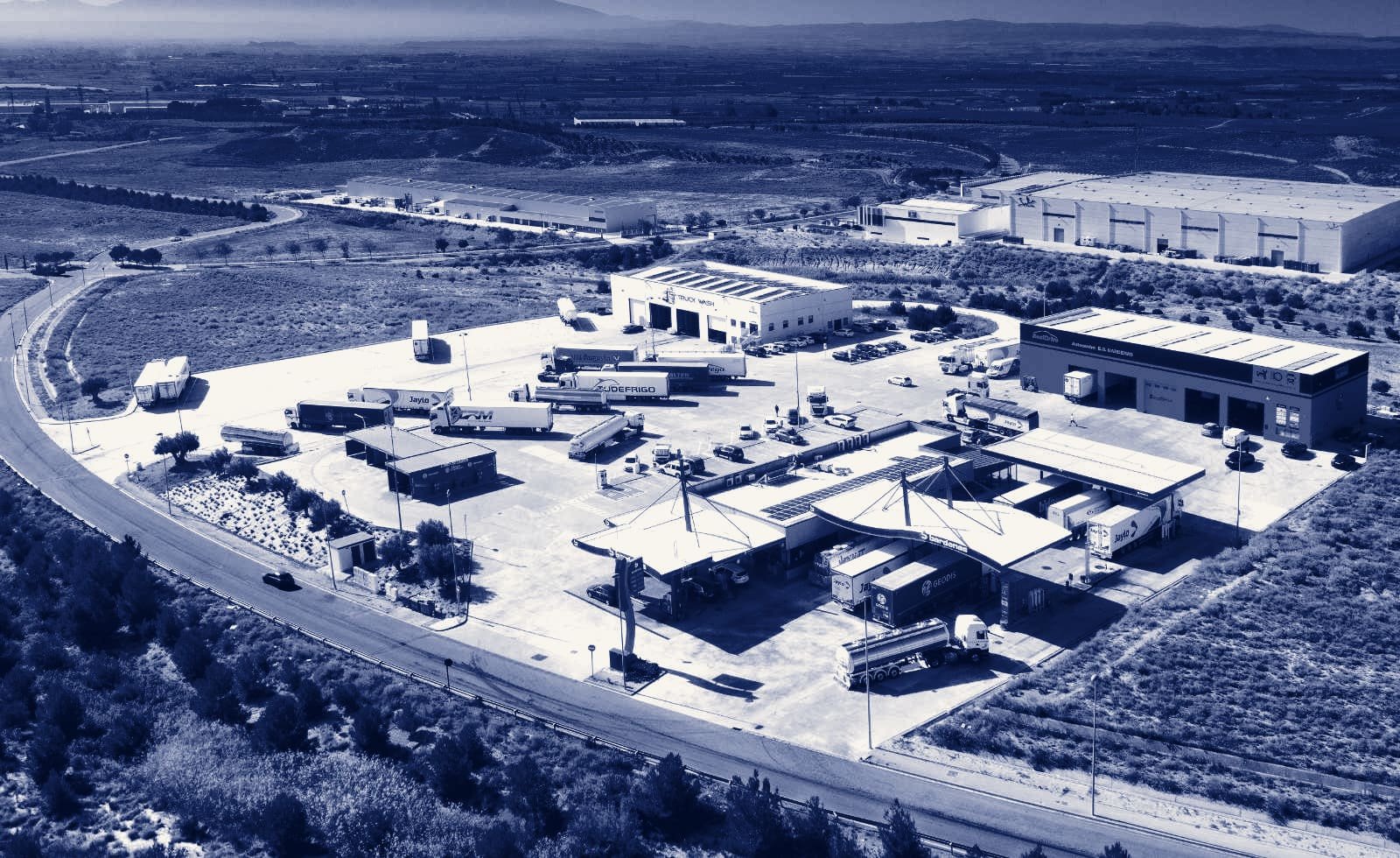 Vista aérea del recinto de E.S. Bardenas en el Polígono La Serna de Tudela, con las marquesinas, la tienda y el restaurante, el Truck Wash, el taller BestDrive y el aparcamiento de camiones