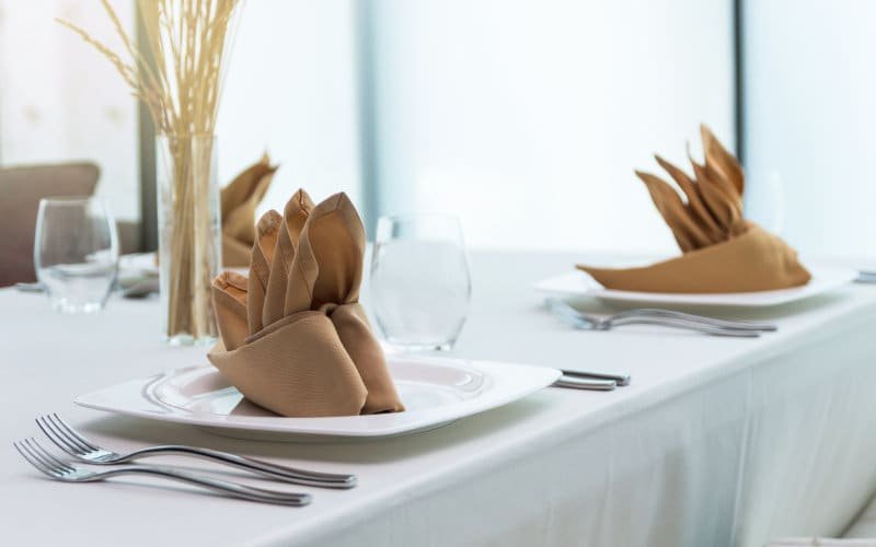 Mesa con servilletas y copas en el comedor
