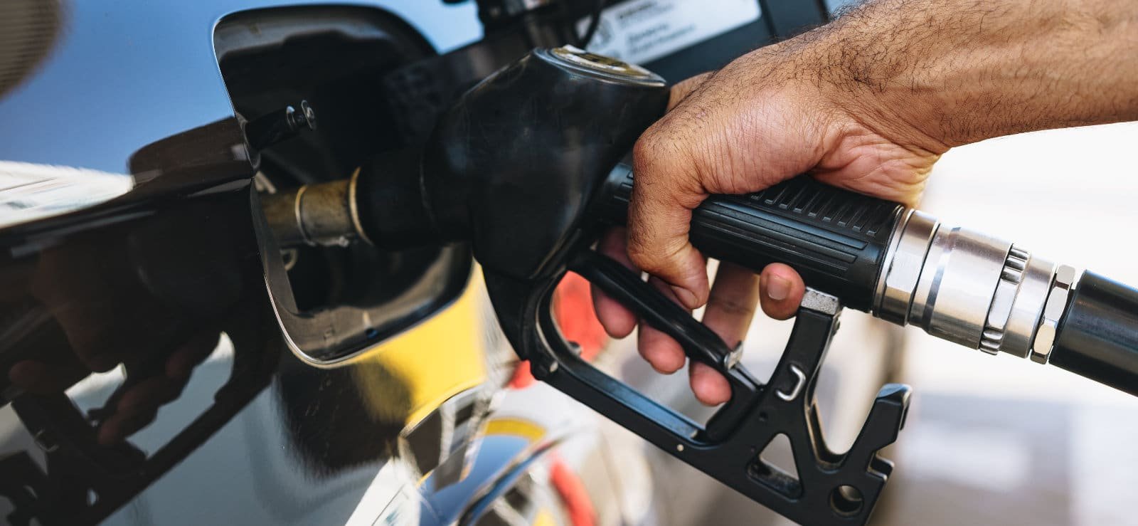 Repostaje con surtidor de gasóleo