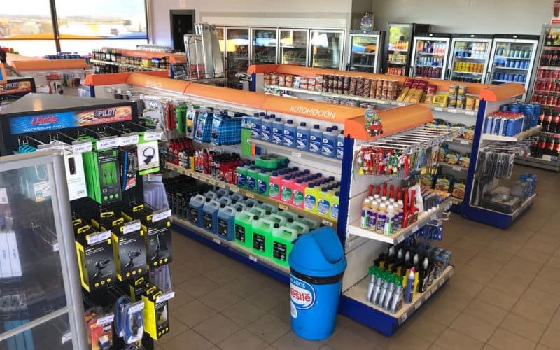 Interior de la tienda de la estación
